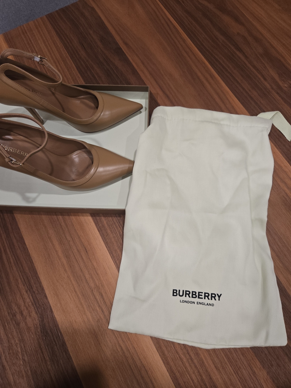 Burberry White Natural Leather Pump Tag - 100 Pump - Picture 9 of 9